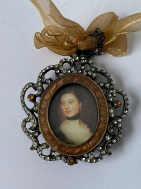 Rhinestone Vintage lady portrait pendant - jewelry